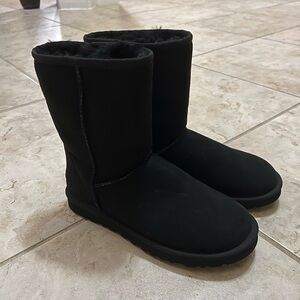 Classic Short UGG in Black